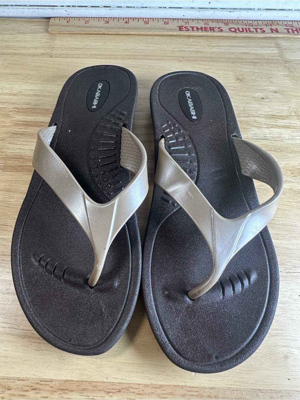 Okabashi Women's size M/L or 8/9 gold Metallic Flip Flop Sandals